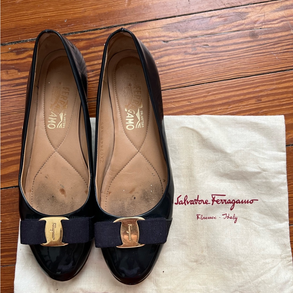 Authentic Salvatore Ferragamo Navy Blue Patent Leather Varina Ballet Flats Sz 8